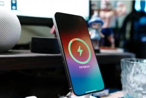 濮阳苹果15换屏服务分享用什么充电器给iPhone15充电更好 